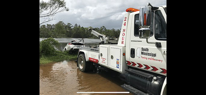 South Mississippi Towing & Recovery tow truck