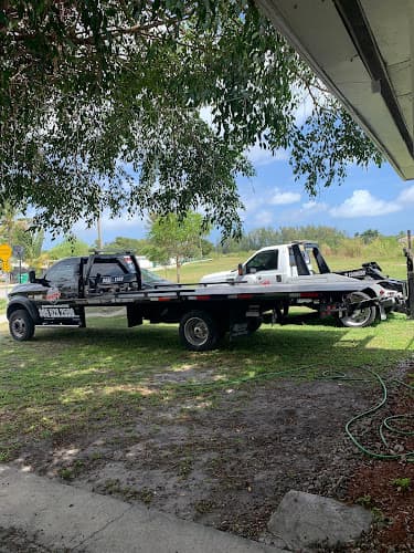 Bella's Towing & Transport tow truck