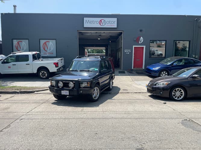 Metro Motor Collision tow truck