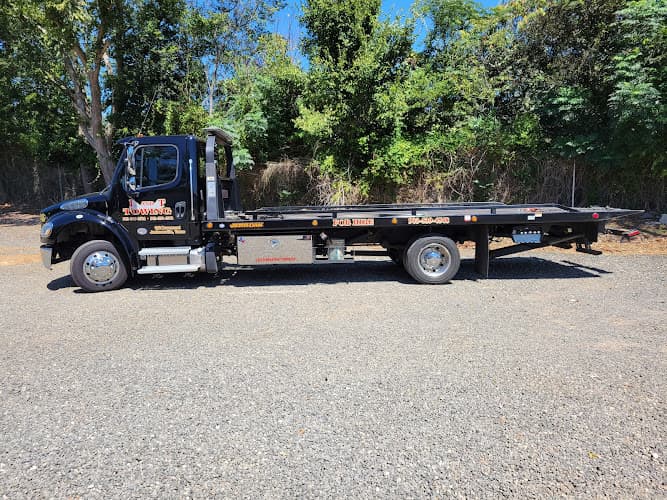 L and T Towing tow truck