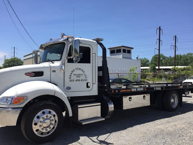GRAND TOWING LLC tow truck