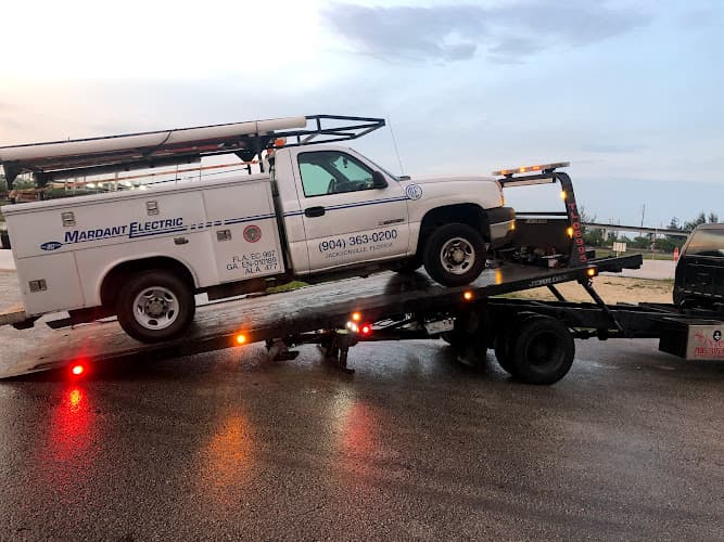 Roy's Towing tow truck