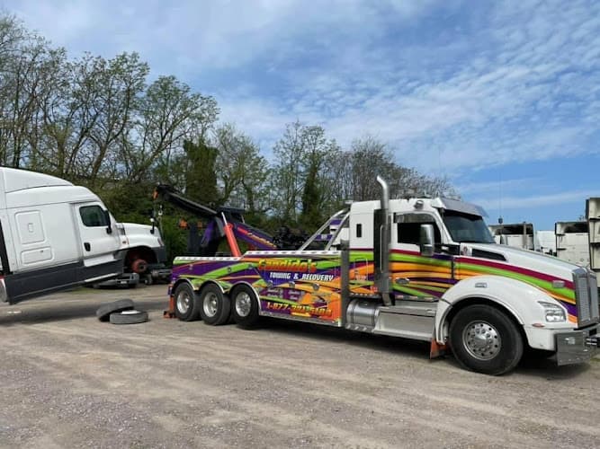 Candido’s Towing & Repair (Heavy Towing & Rd Service) tow truck