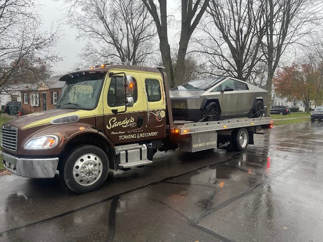 Sandy's Towing tow truck