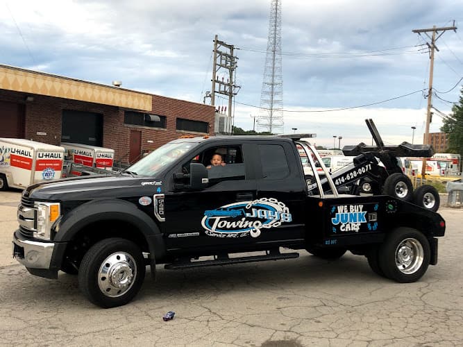 Jay’s Towing MKE LLC tow truck